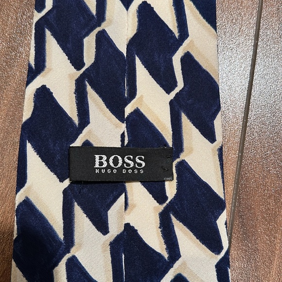 Hugo Boss bundle of 4 ties. - Picture 4 of 11